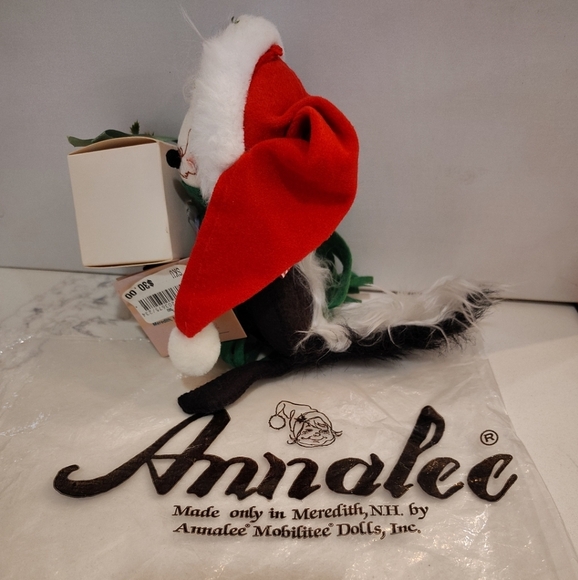 Annalee Skunk  Christmas Santa  With Gift 1992 With Tags Fuzzy Tail Collectible - Picture 10 of 10
